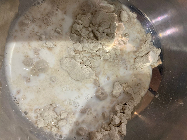 パンケーキミックスとミルク