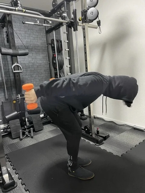 トライセップスキックバック